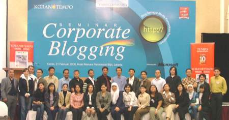 Group photo of the seminar's speakers, organizers and participants. Unspun's the one with the bad hair day