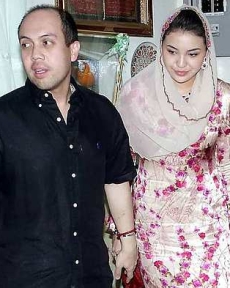 The Prince and Manohara...holding hands and smiling